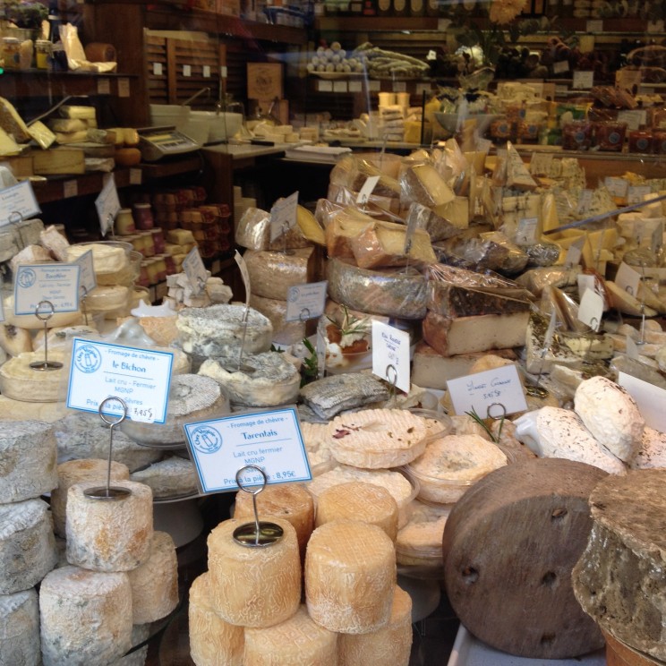 Leckerer Käse im Schaufenster, Paris, Montmarte