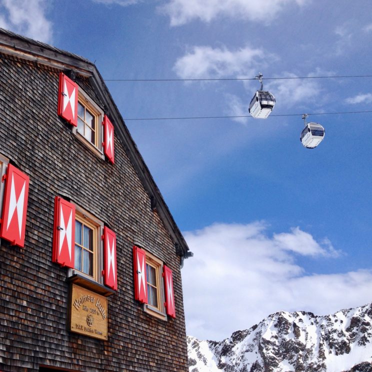Die Wormser Hütte - urige Übernachtungs- und Einkehrmöglichkeit mitten im Skigebiet