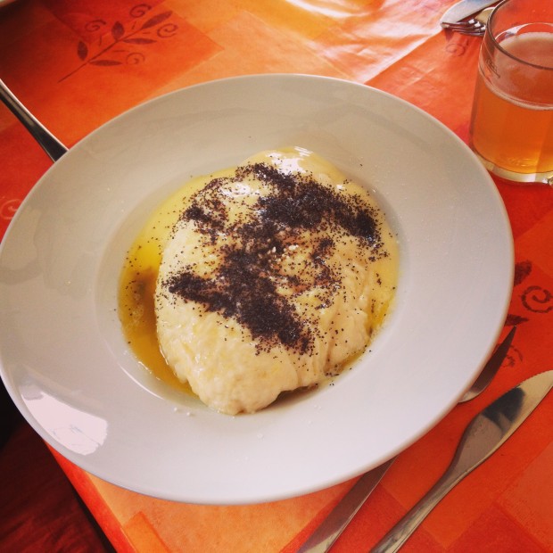 Germknödel mit Vanillesauce, Butter & Mohn