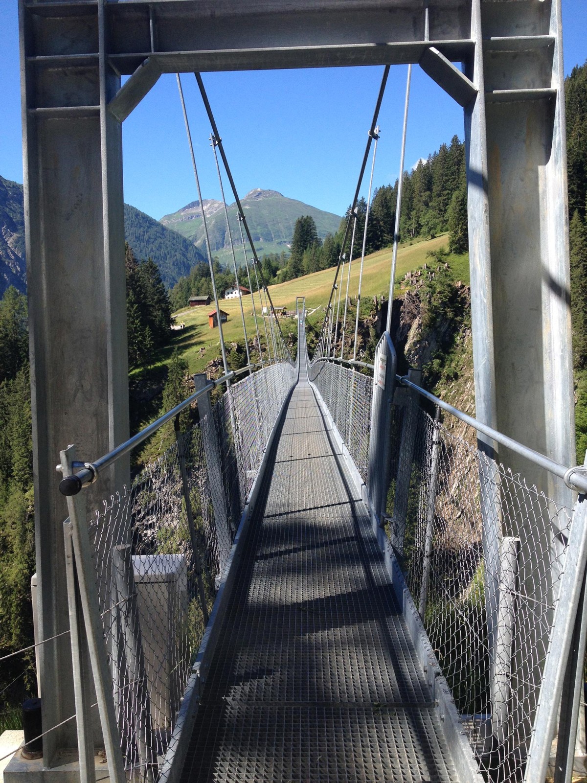 Die längste Fußgänger-Hängebrücke Österreichs oberhalb des Simms-Wasserfalls