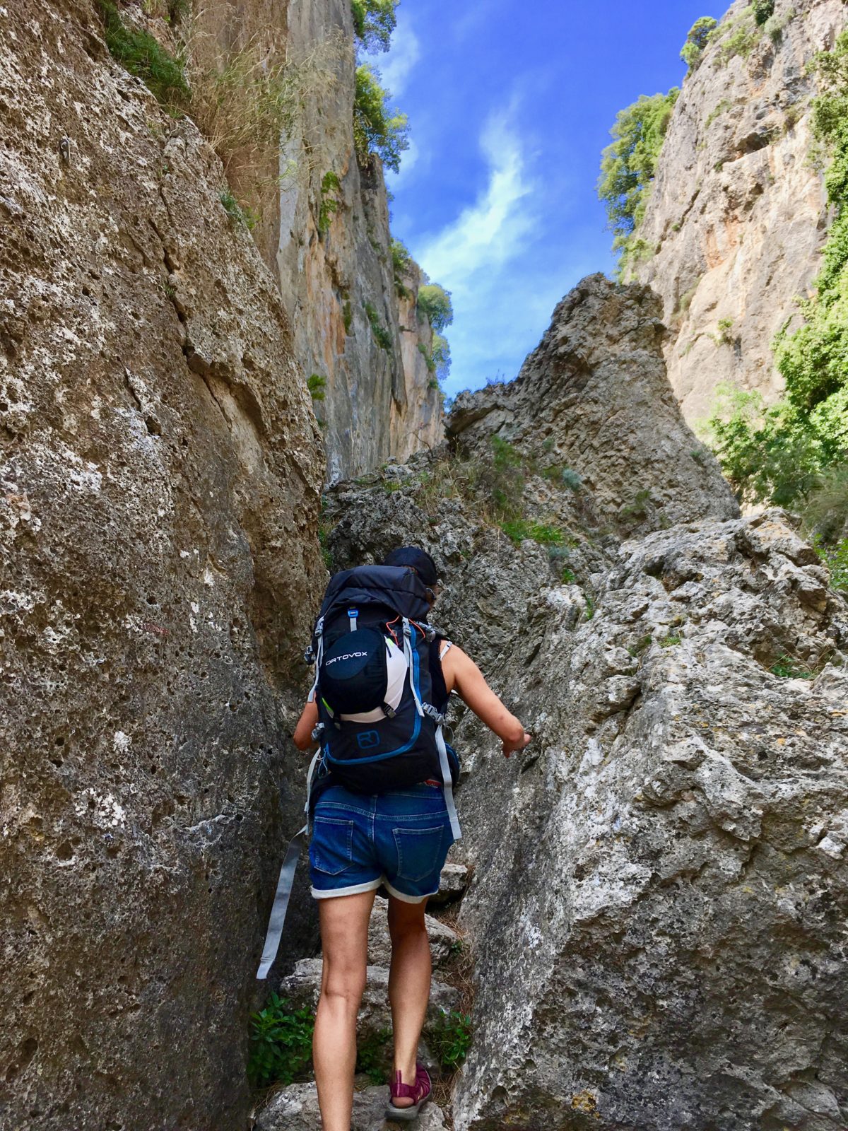 Klettern in Ulassai: Auf dem Weg in den Canyon