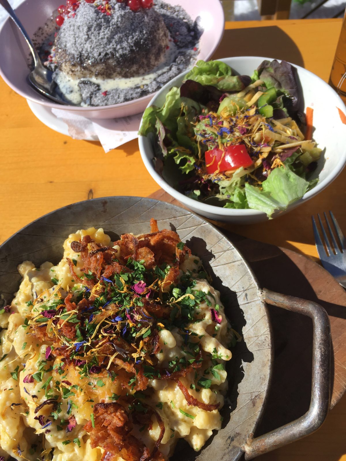 Leckeres auf der Gjaidalm: Kässpätzle, Salat und Germknödel