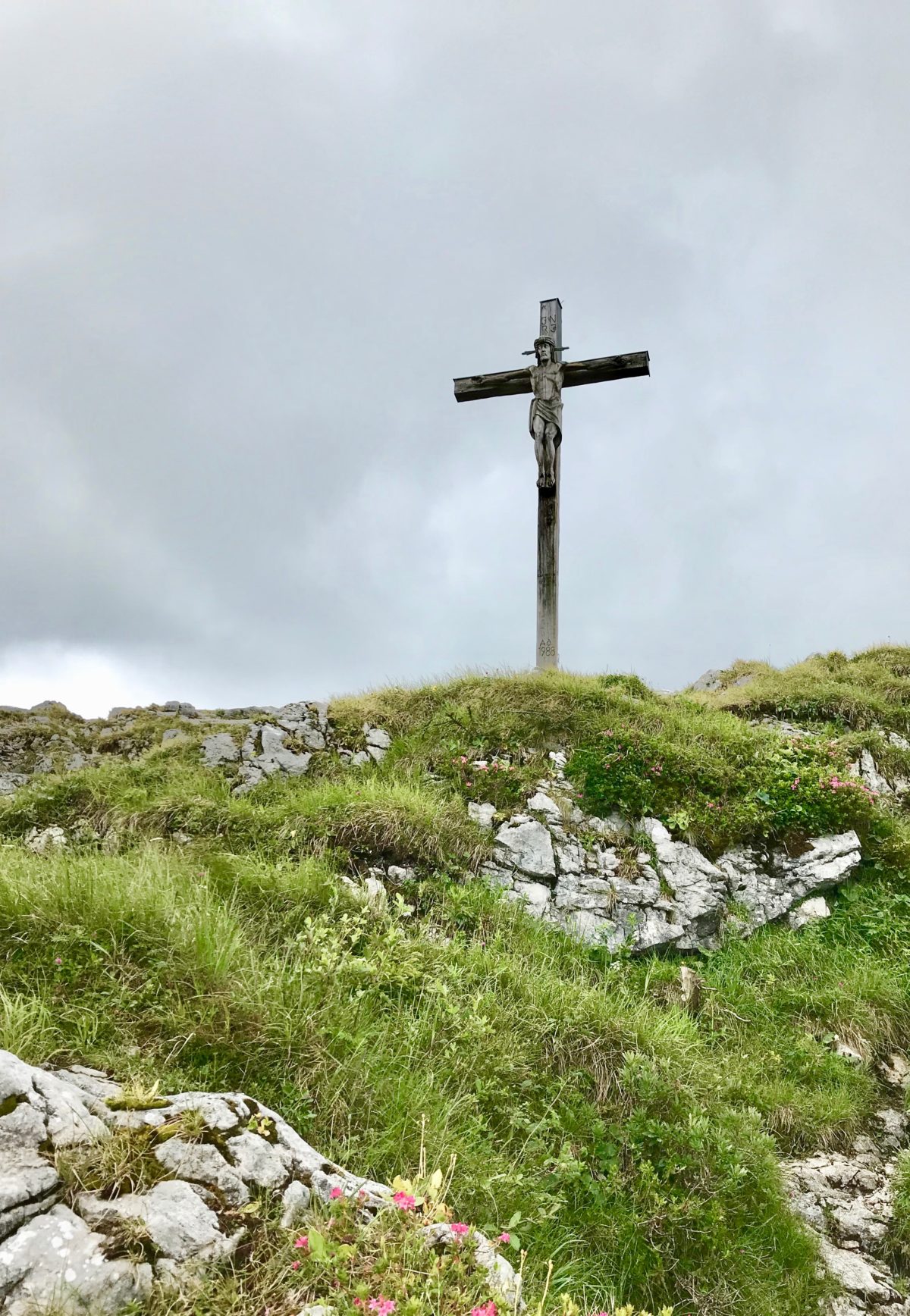 Das Gipfelkreuz am Kofel oberhalb von Oberammergau