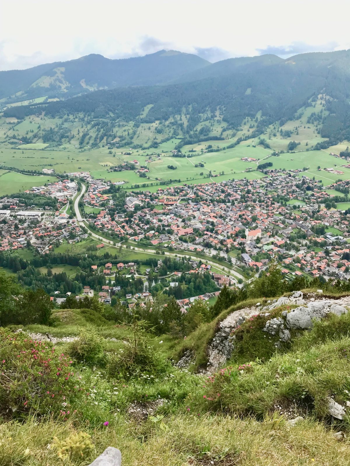 Ziel in Sicht: Oberammergau vom Gipfel des Kofel