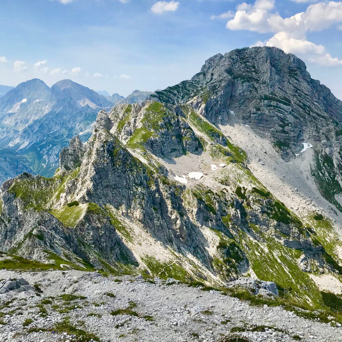 Der Hexenturm: Der Klettersteig geht links, der Normalweg rechts des ersten Felsens