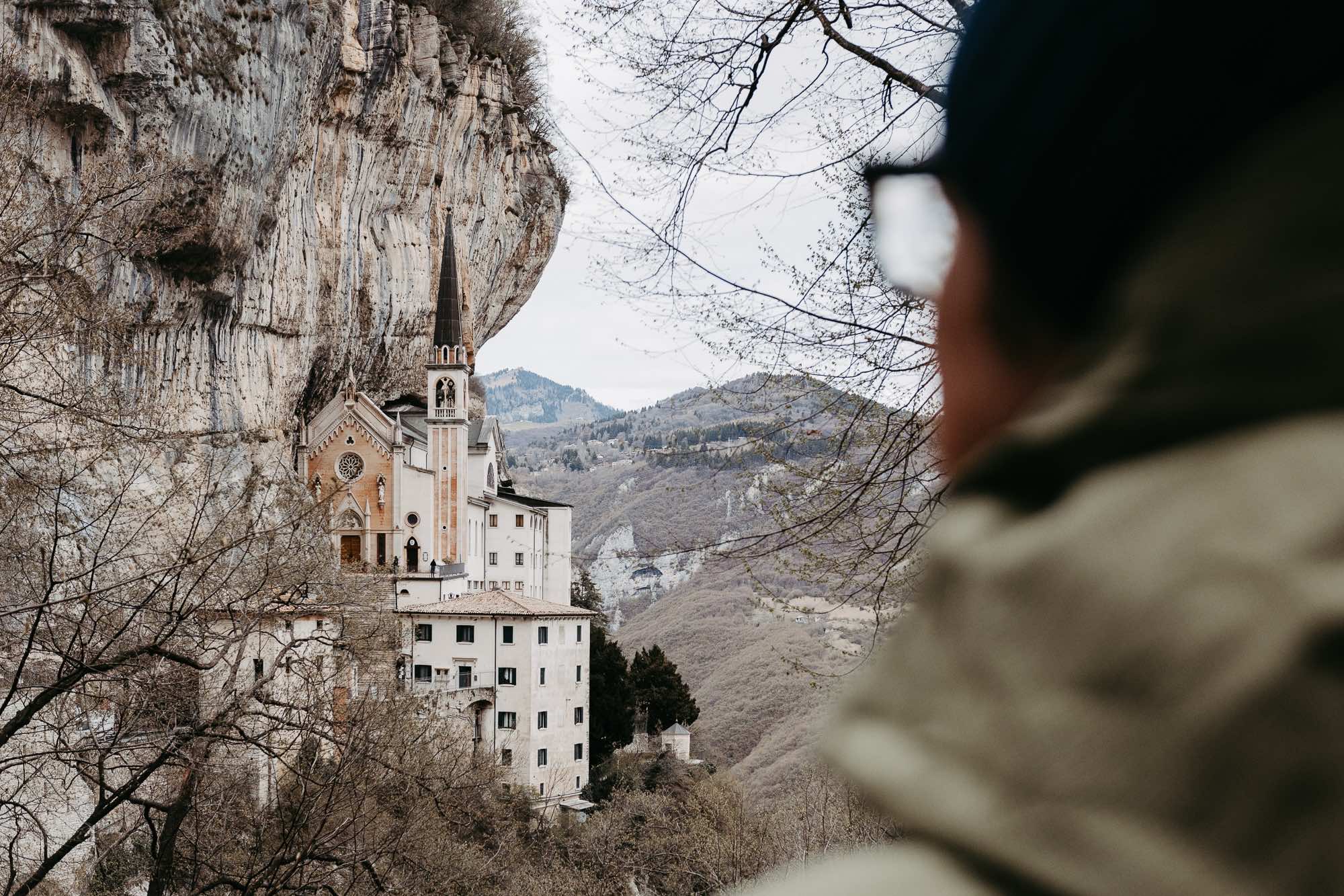 Leichte Wanderung zur Felsenkirche Santuario Madonna della Corona